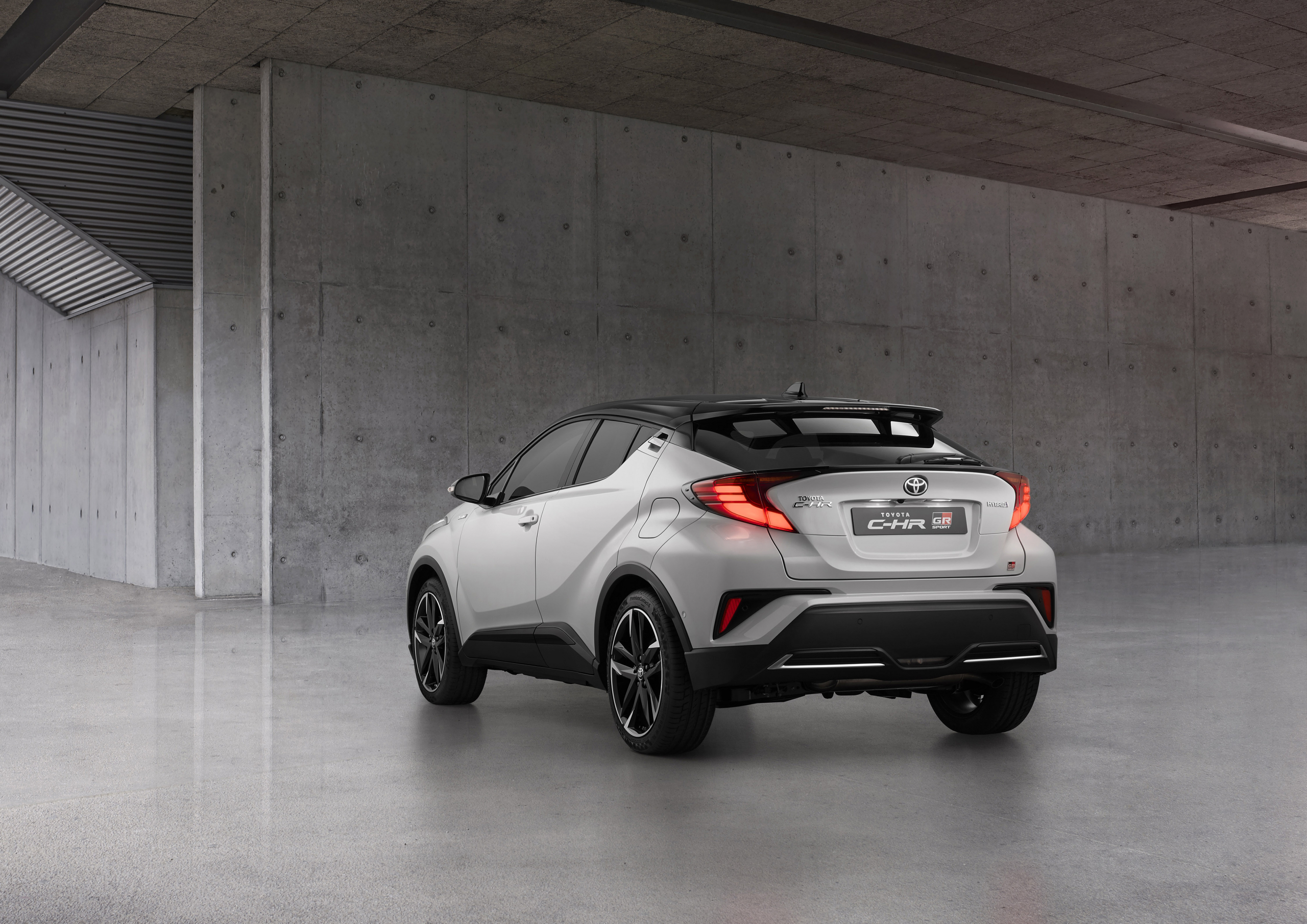 Vernieuwde Toyota C-HR trekt joggingpak aan