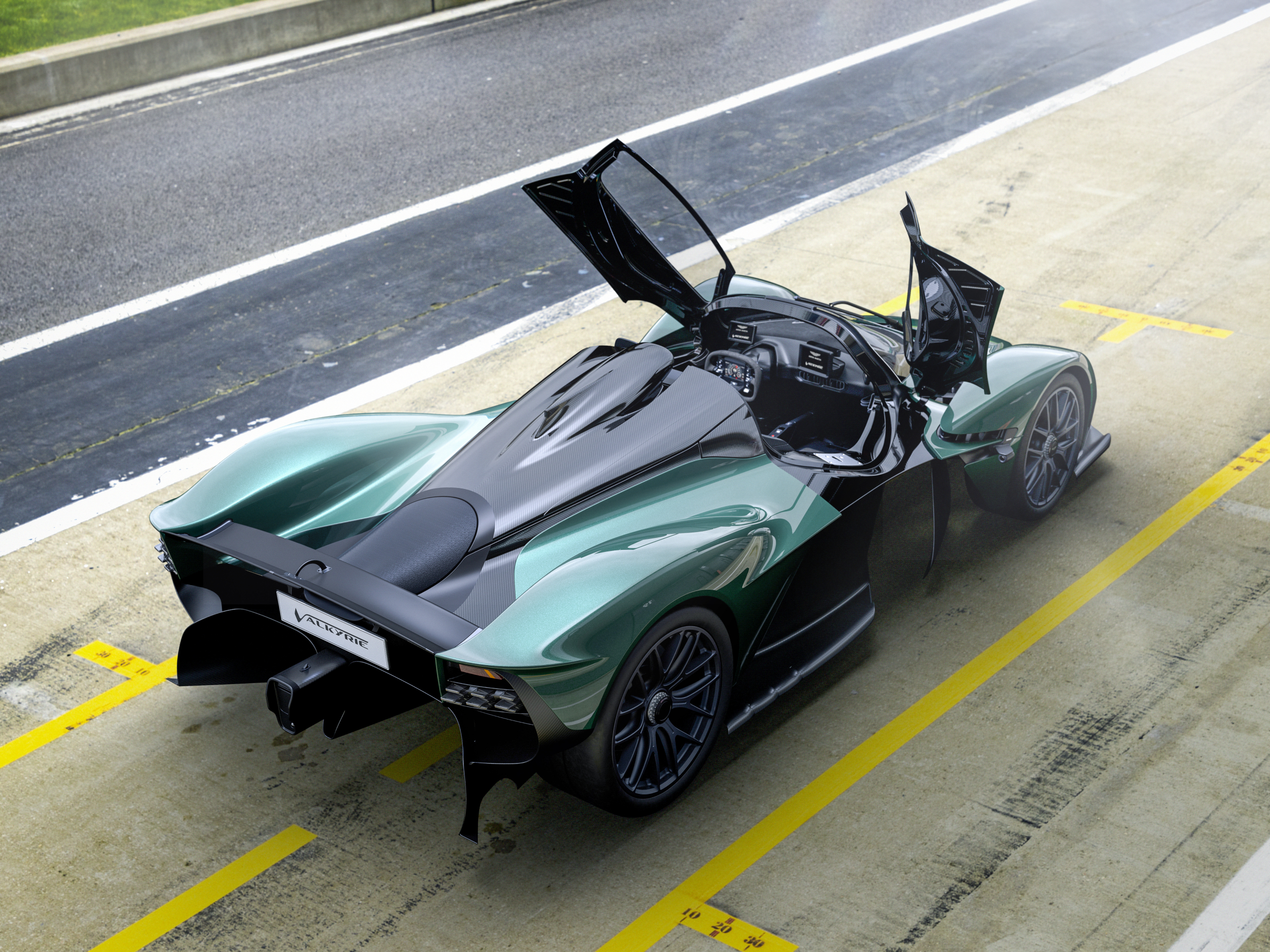 Na één rit in de Aston Martin Valkyrie Spider ben je kaal