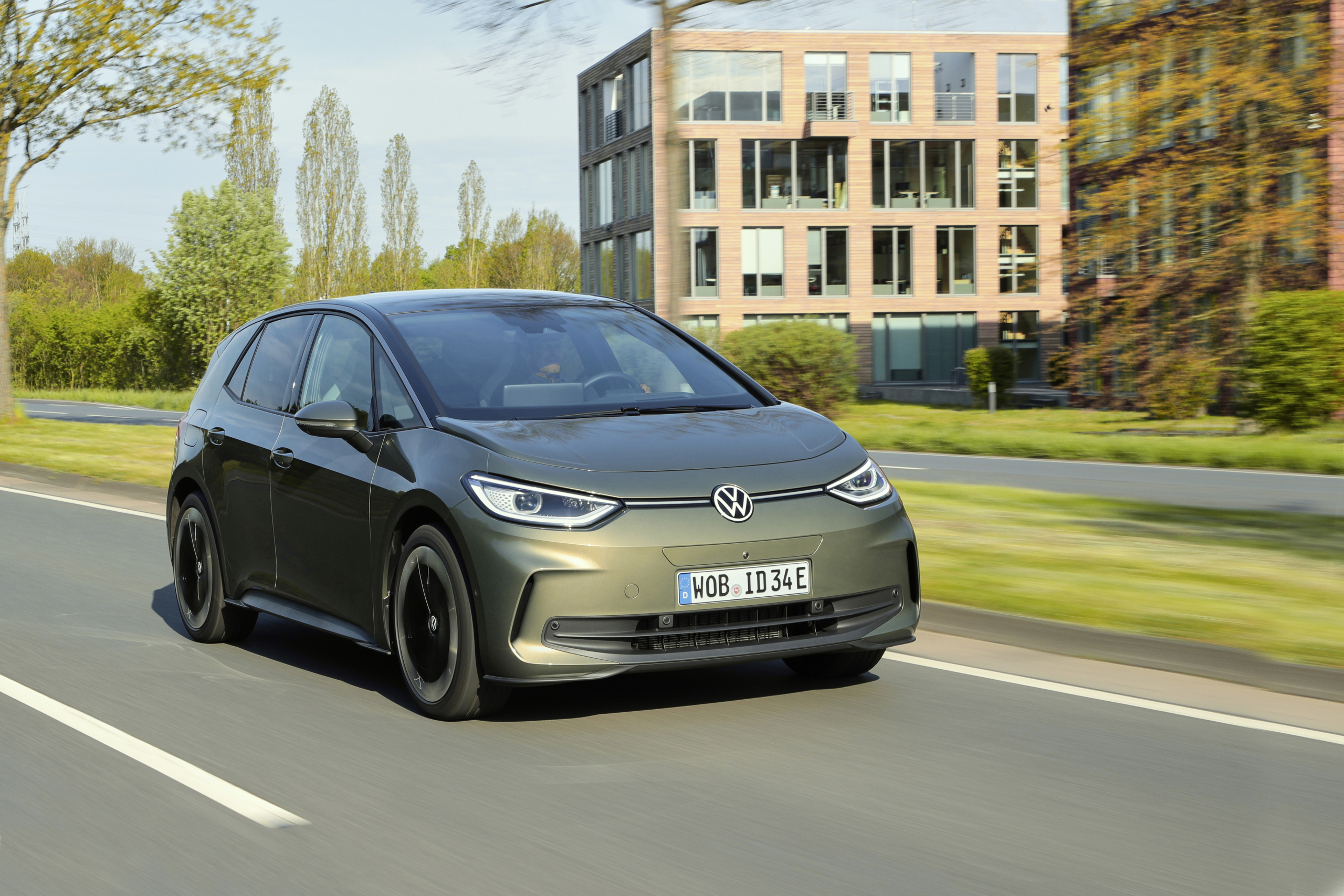 BMW rijdt Audi en Mercedes eruit op de EV-markt