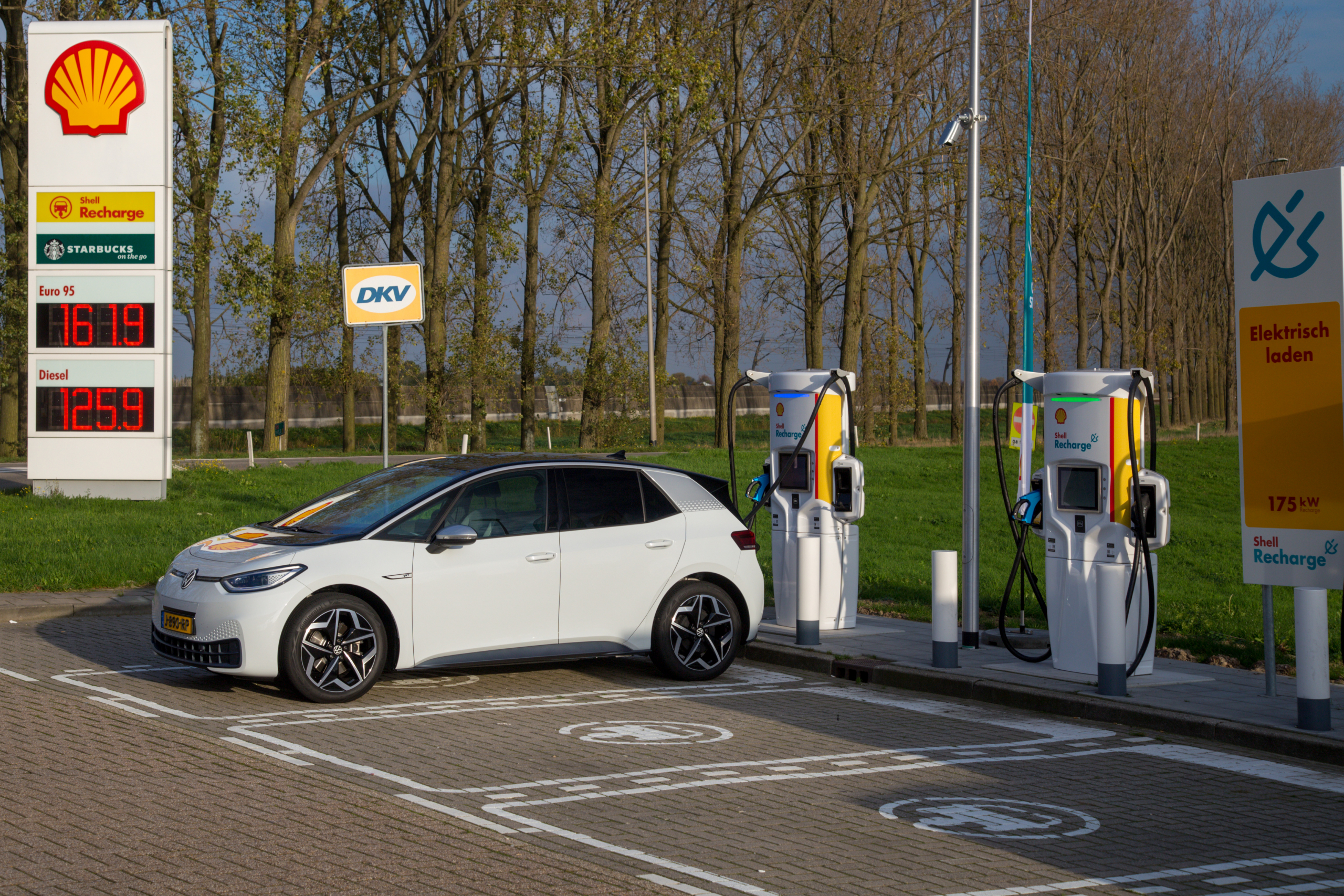 'Sombere toekomst elektrische auto' - Duitse autofabrikanten in paniek