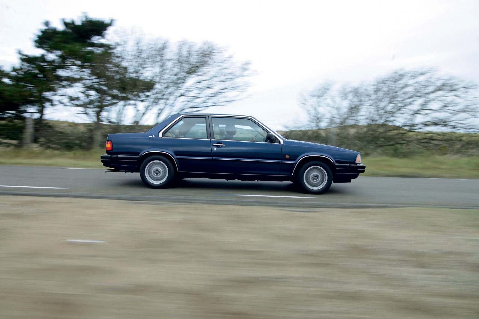 Mercedes 300 CE vs. Volvo 780 - Op je paasbest in twee klassieke coupés