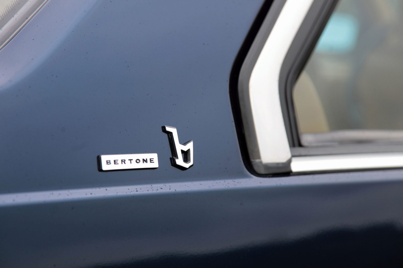 Mercedes 300 CE vs. Volvo 780 - Op je paasbest in twee klassieke coupés