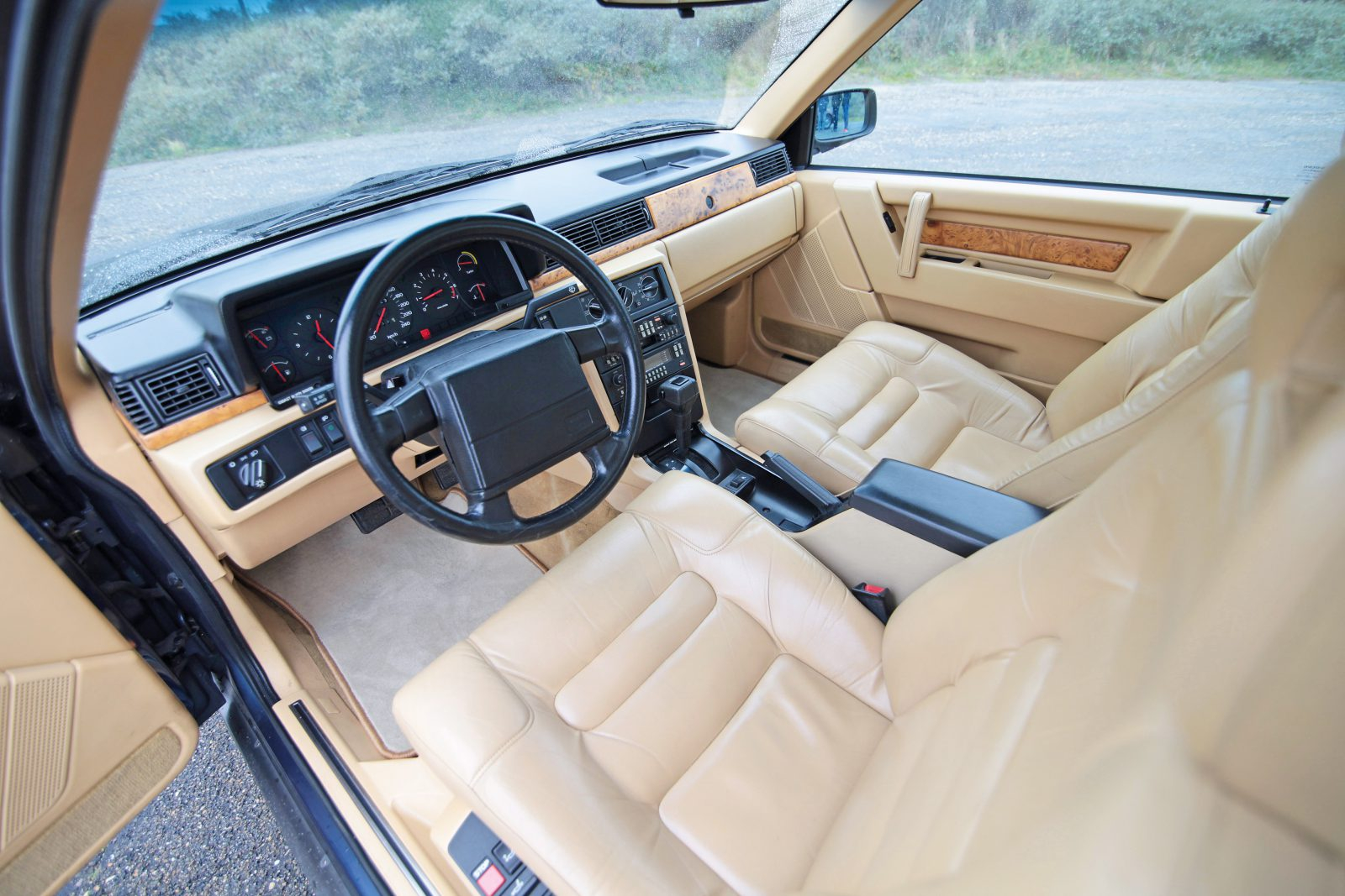 Mercedes 300 CE vs. Volvo 780 - Op je paasbest in twee klassieke coupés
