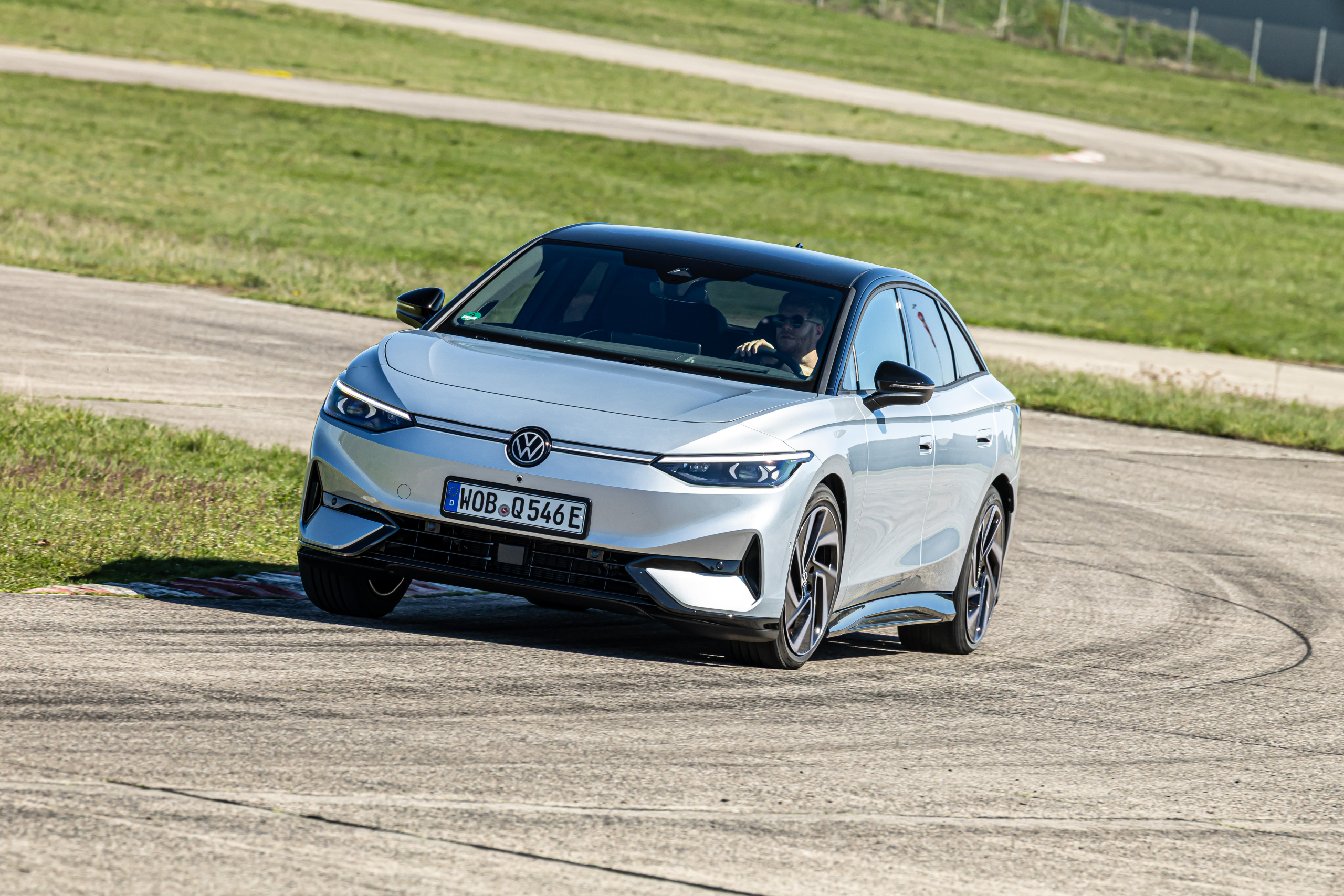 TEST loodzware Volkswagen ID.7 maakt op dit verrassende punt gehakt van Tesla Model 3