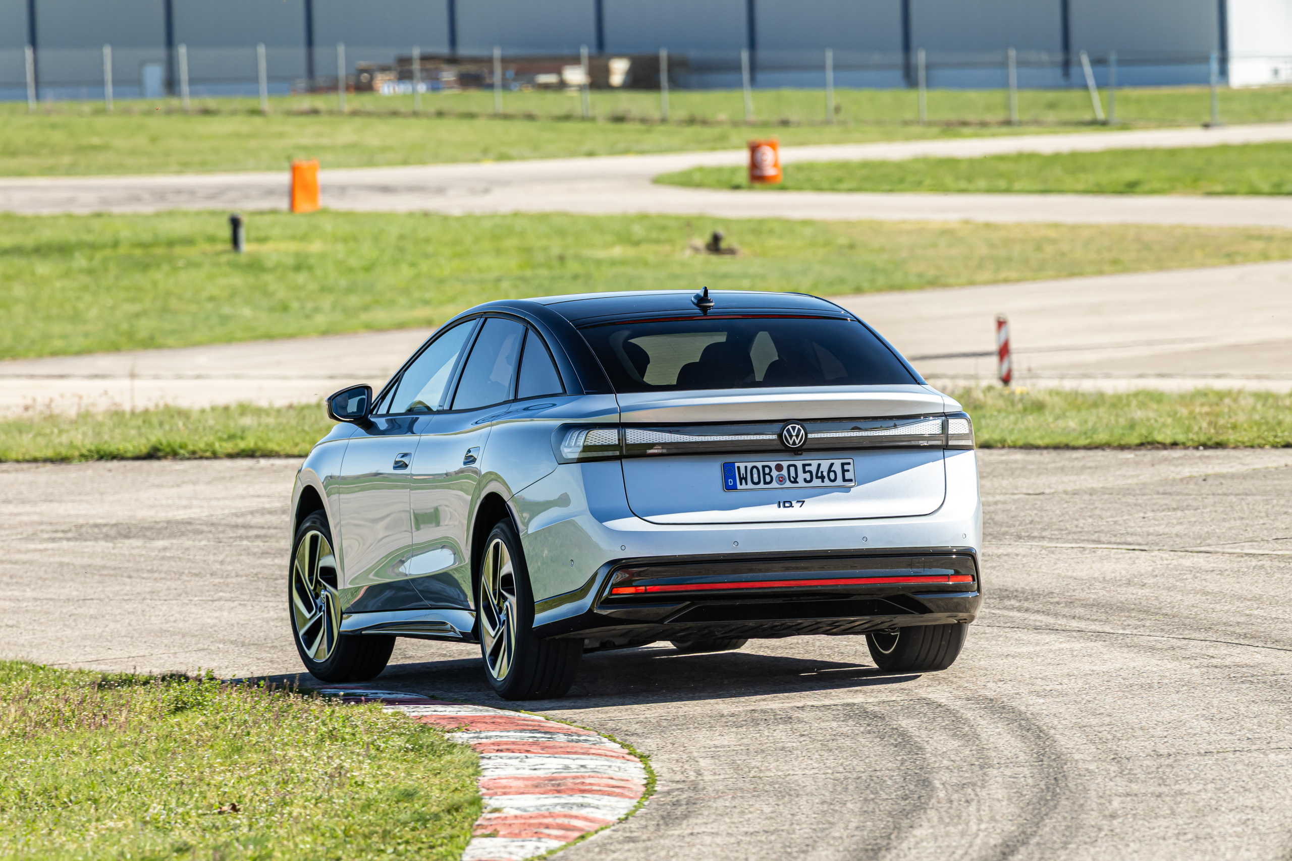 TEST loodzware Volkswagen ID.7 maakt op dit verrassende punt gehakt van Tesla Model 3