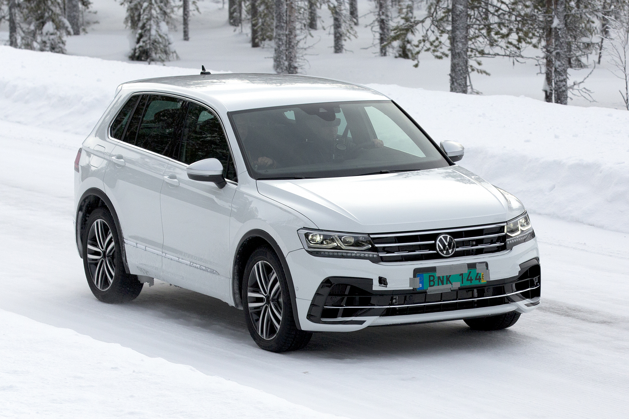 Komt u maaRRR: Volkswagen Tiguan R warmt op in de sneeuw