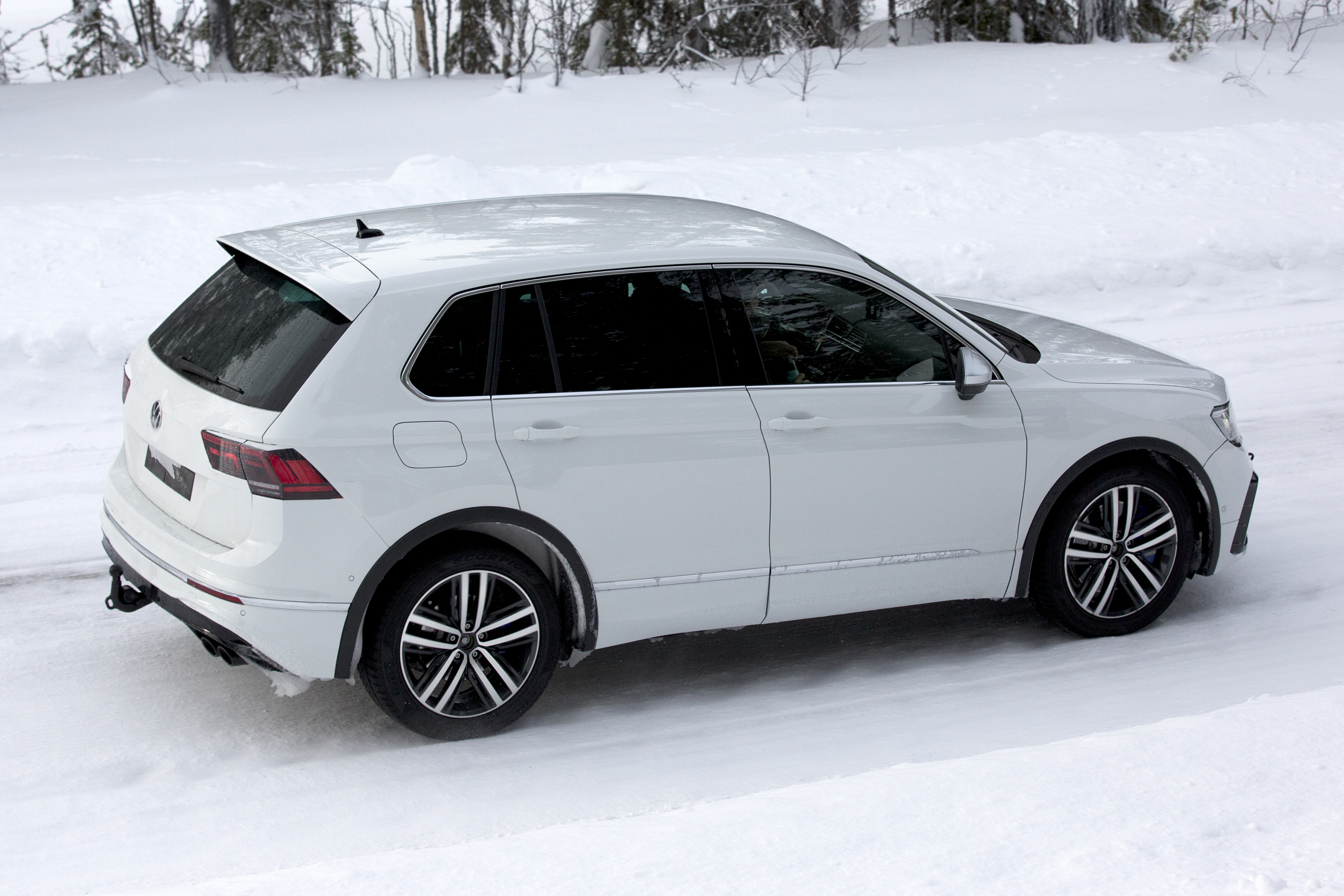 Komt u maaRRR: Volkswagen Tiguan R warmt op in de sneeuw