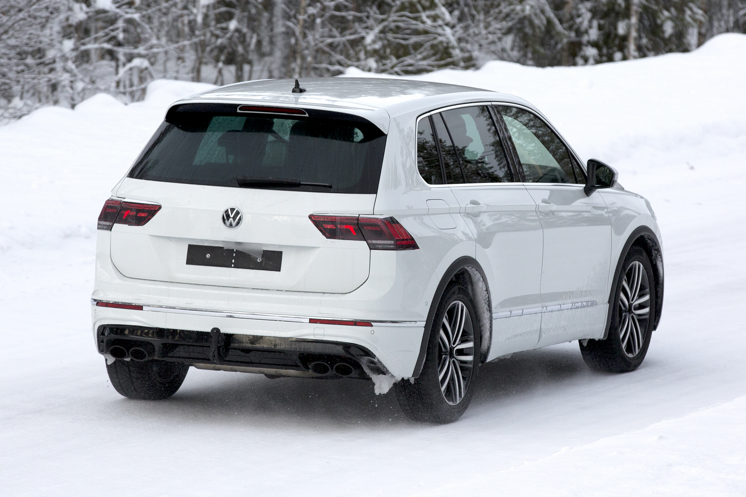Komt u maaRRR: Volkswagen Tiguan R warmt op in de sneeuw