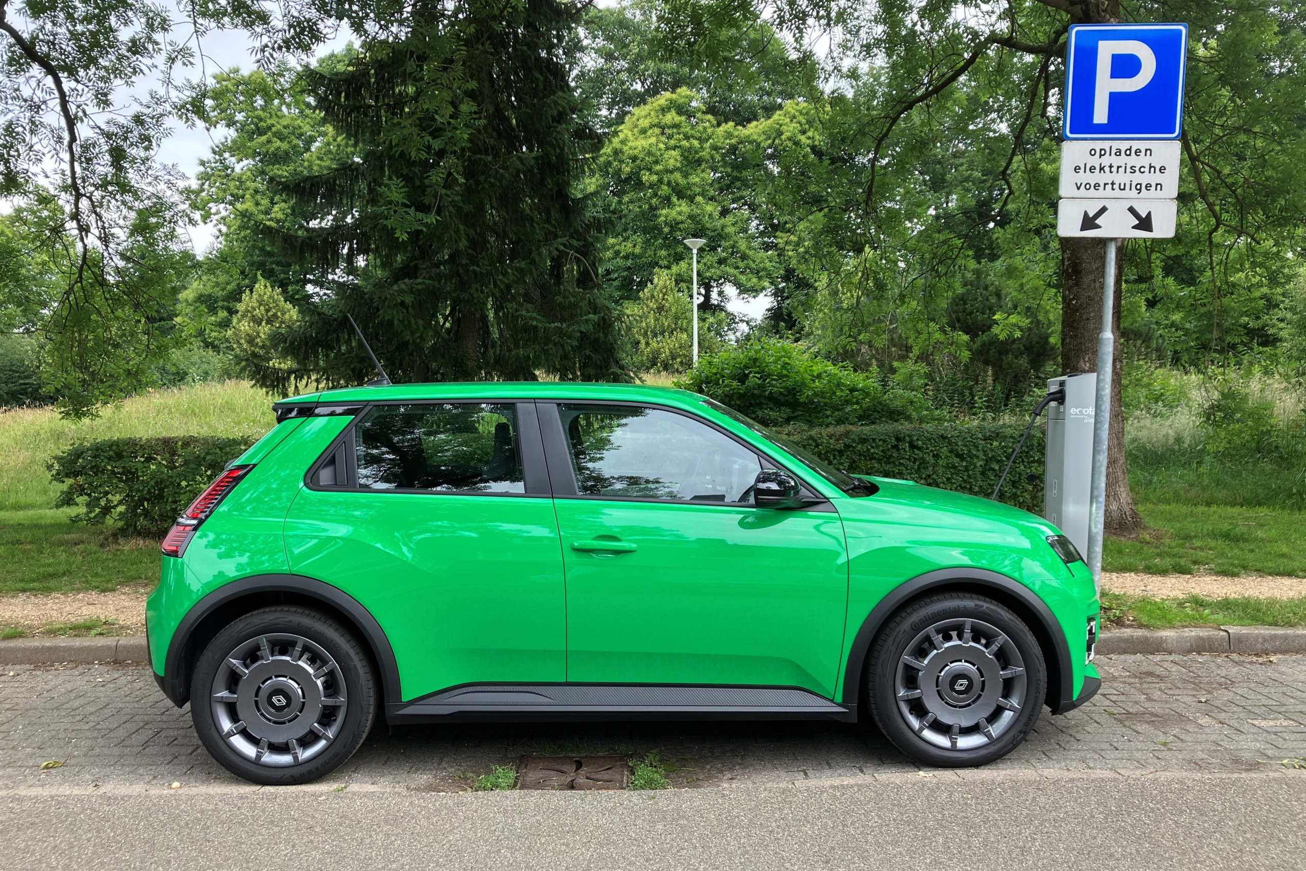 Review: verliest Renault 5 zijn charme als je een goedkope uitvoering neemt?