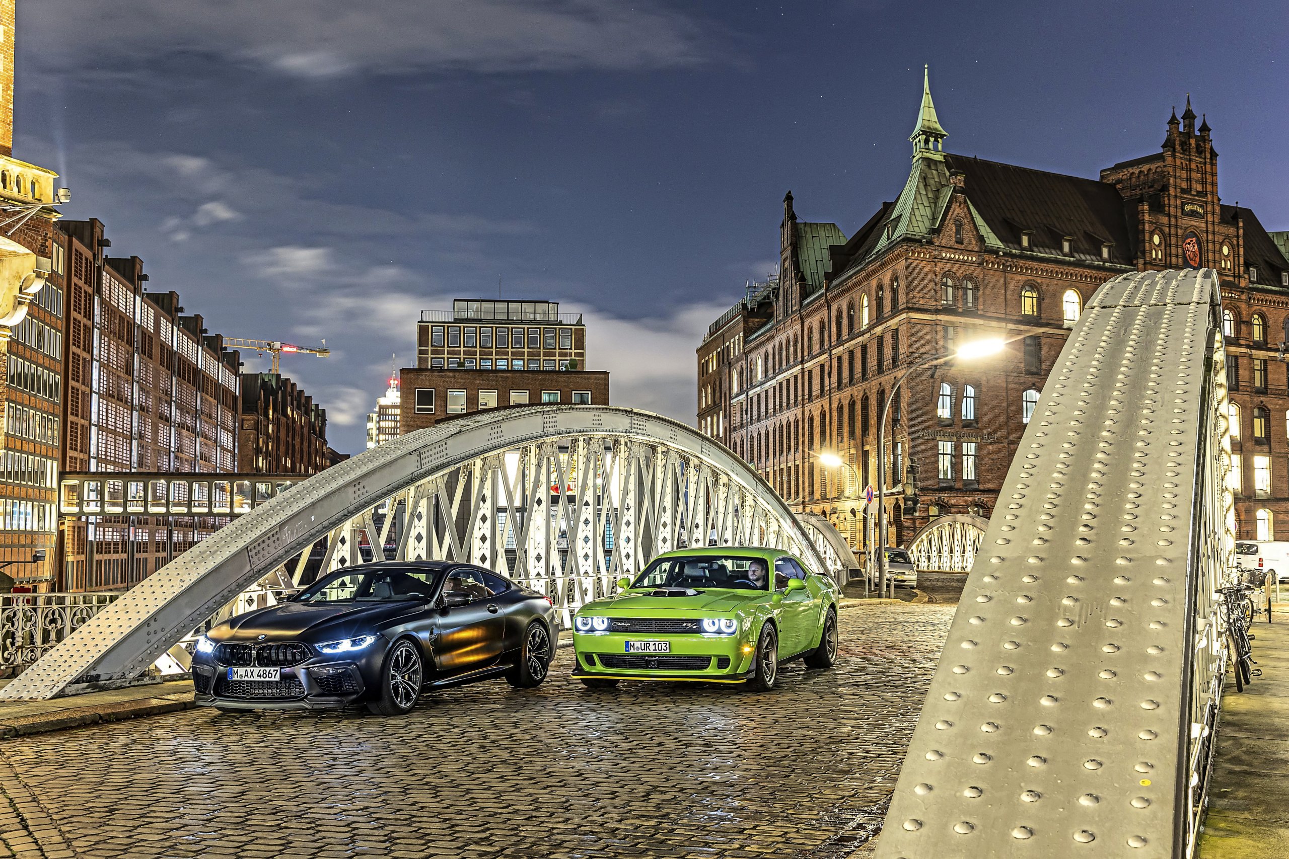 Hier kan geen EV tegenop: nachtbraken met een V8 van BMW en Dodge